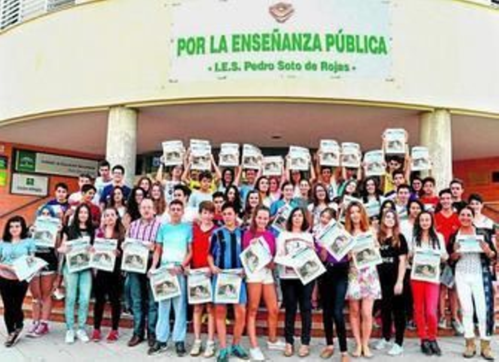 Los alumnos posan con la versión en papel del Diario Digital en la puerta del IES Pedro Soto de Rojas.