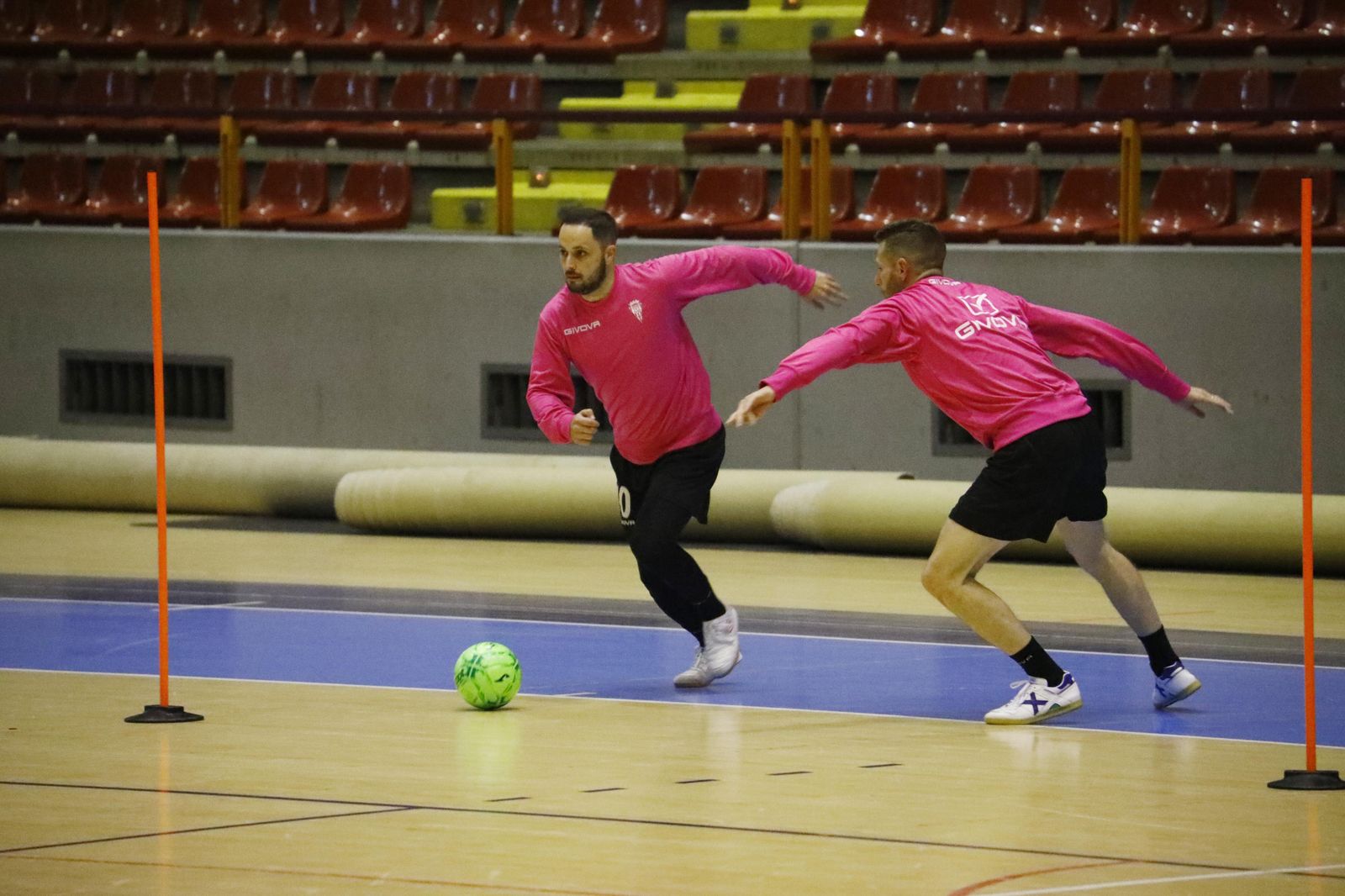 Manu Leal intenta superar a Cordero durante un ejercicio con balón en Vista Alegre.