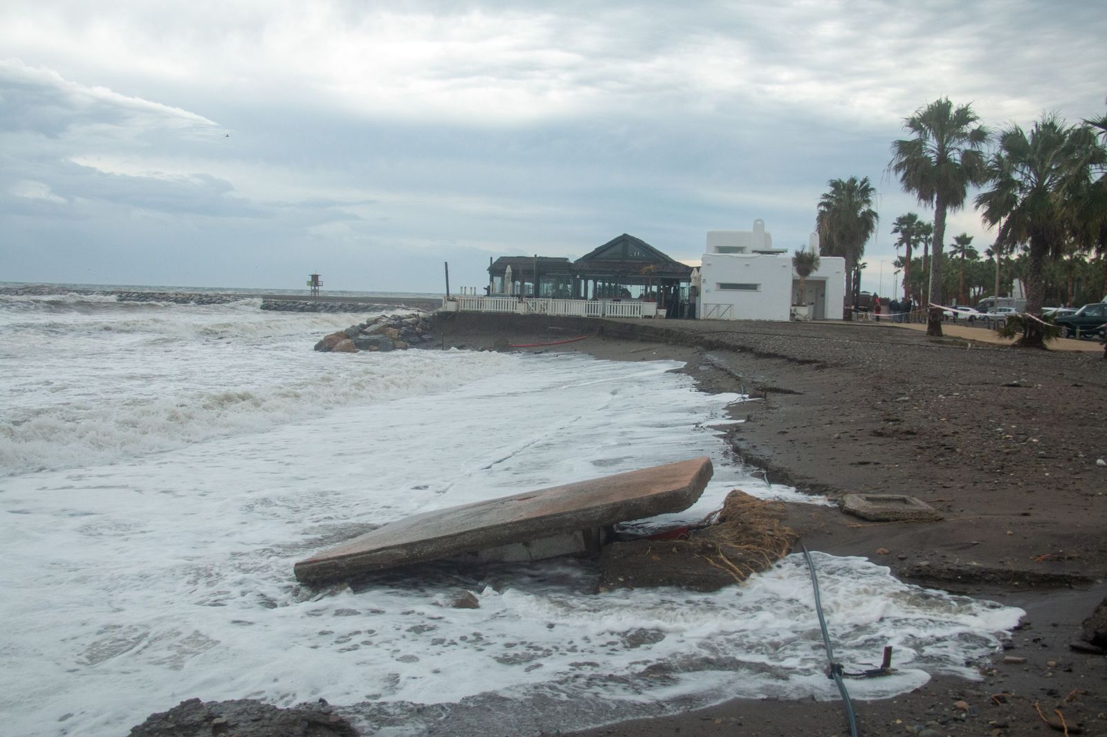 El temporal se ceba con Playa Granada