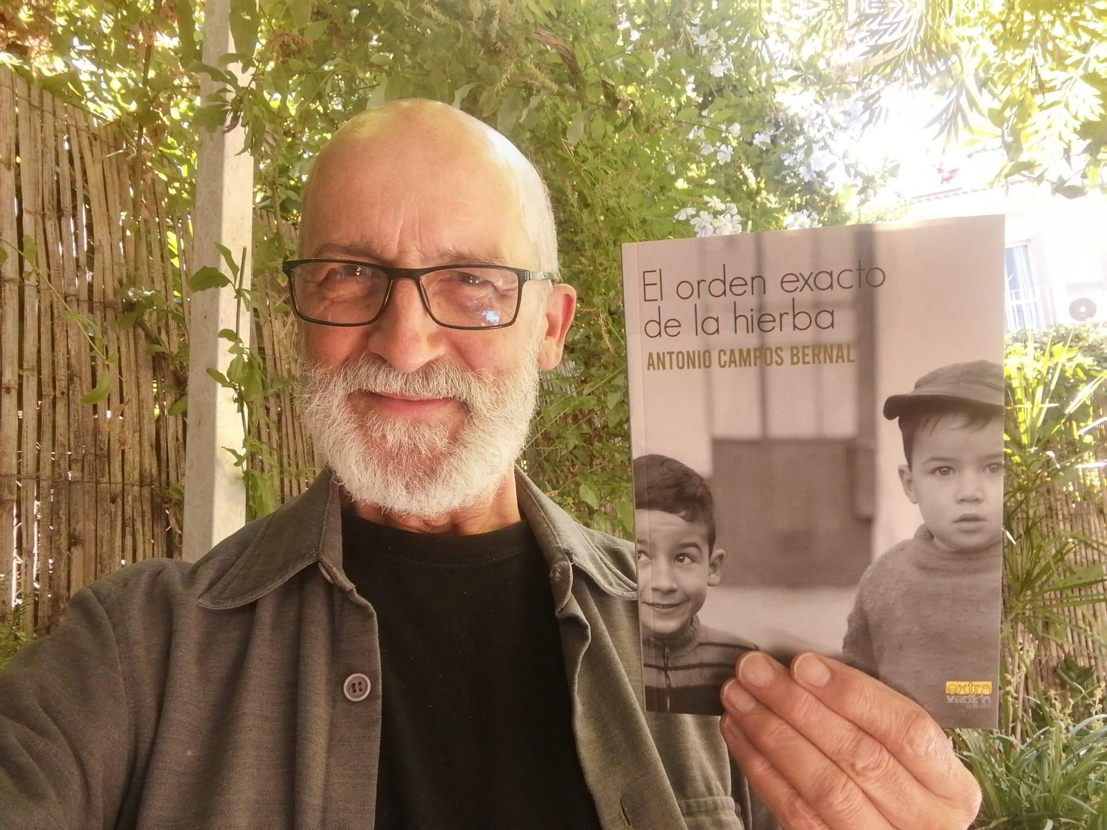 Antonio Campos con un ejemplar de su nuevo libro de relatos.