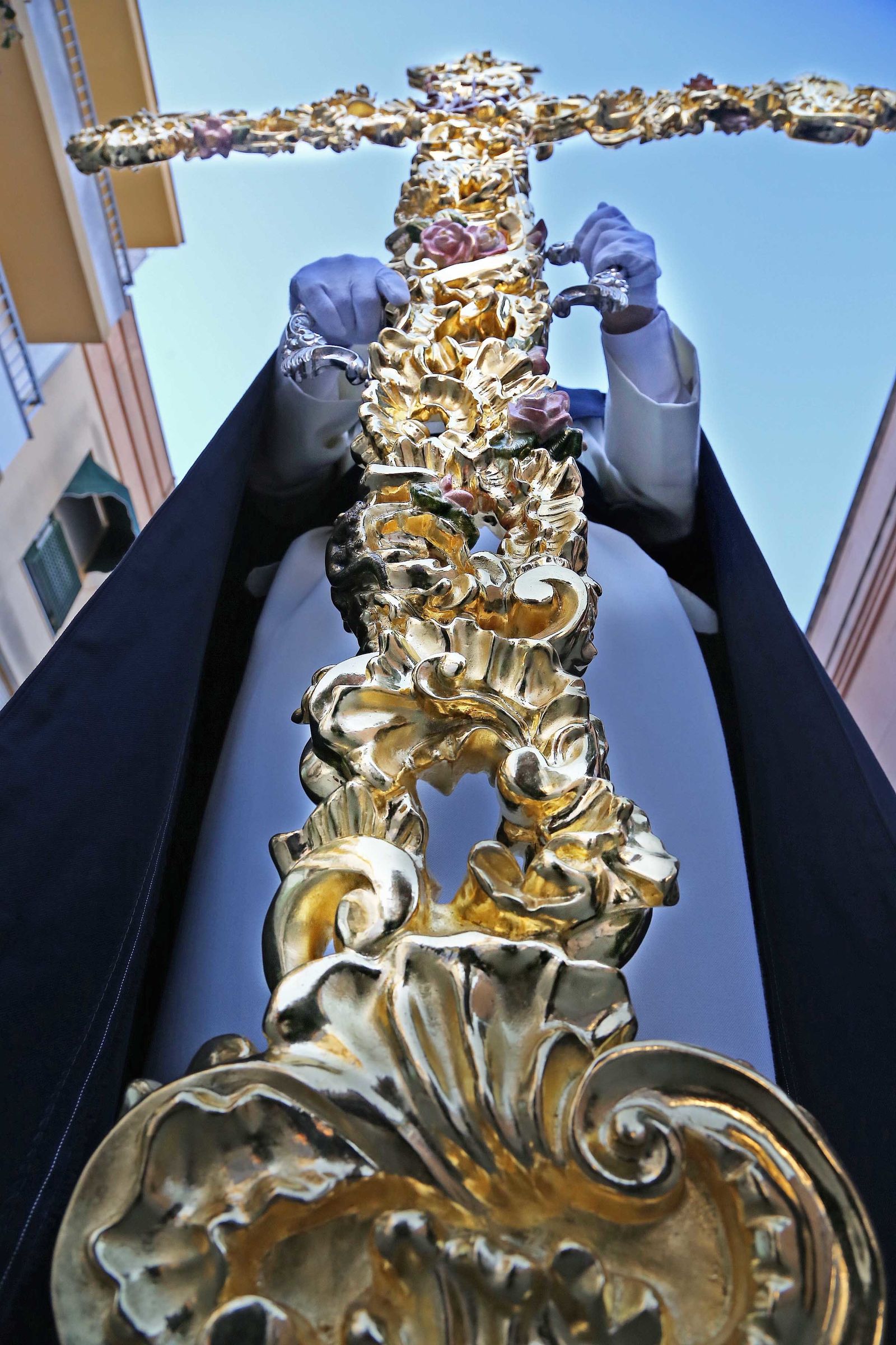 Imagen de la cruz de guía de la Hermandad de la Redención tomada desde un ángulo poco frecuente.