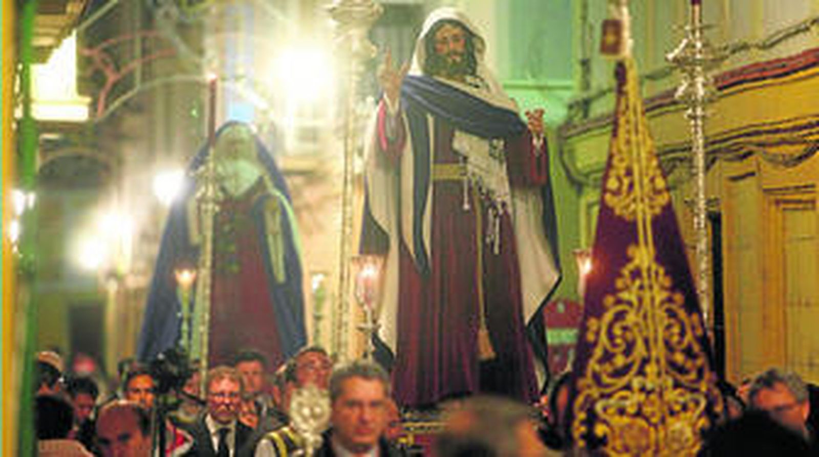 Los titulares de Borriquita, durante el traslado de anoche a la iglesia del Carmen, donde mañana comenzarán sus cultos.