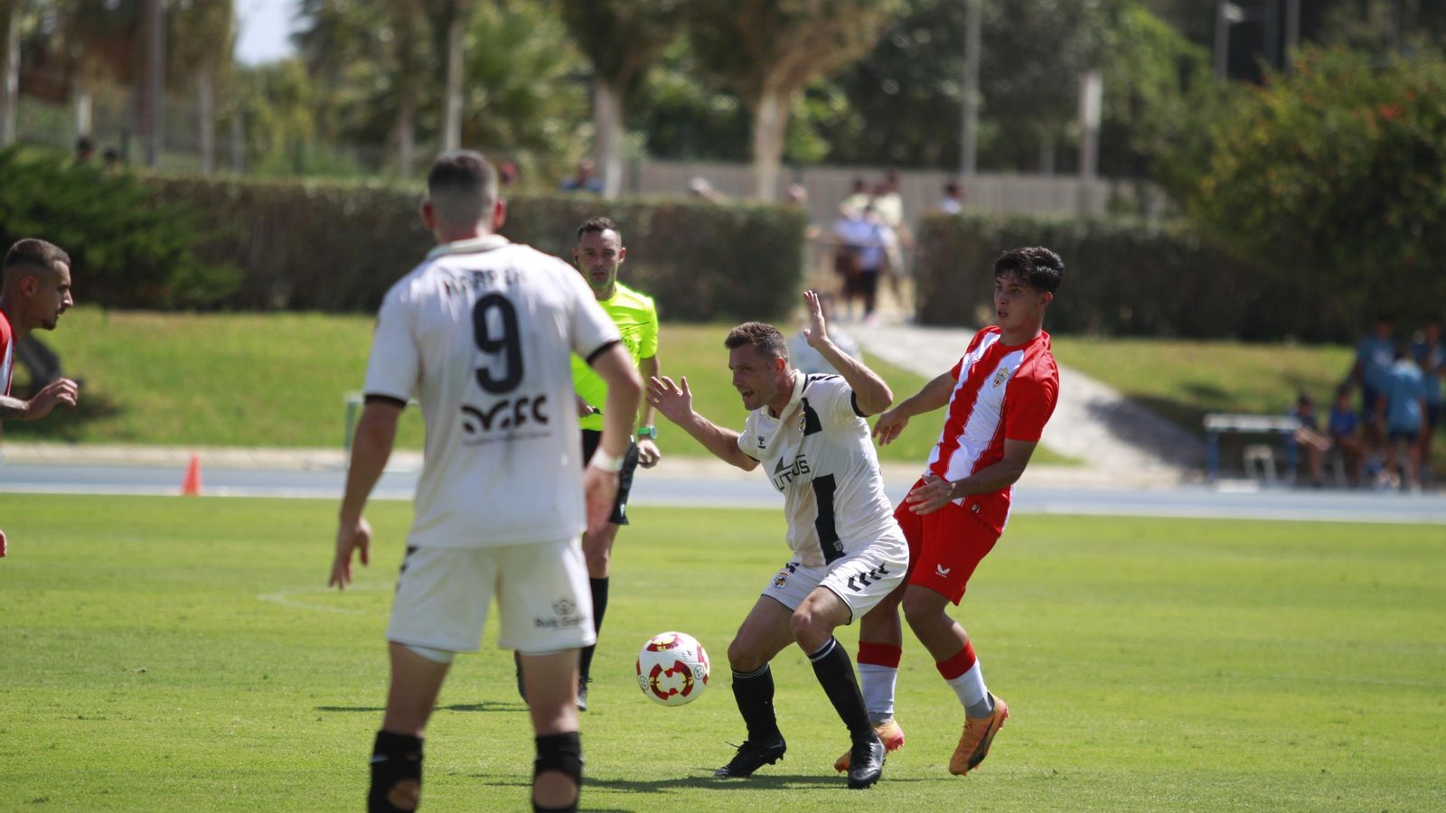 Joan presiona a un rival durante un encuentro disputadoo por los rojiblancos en la presente temporada. Joan presiona a un rival durante un encuentro disputadoo por los rojiblancos en la presente temporada.