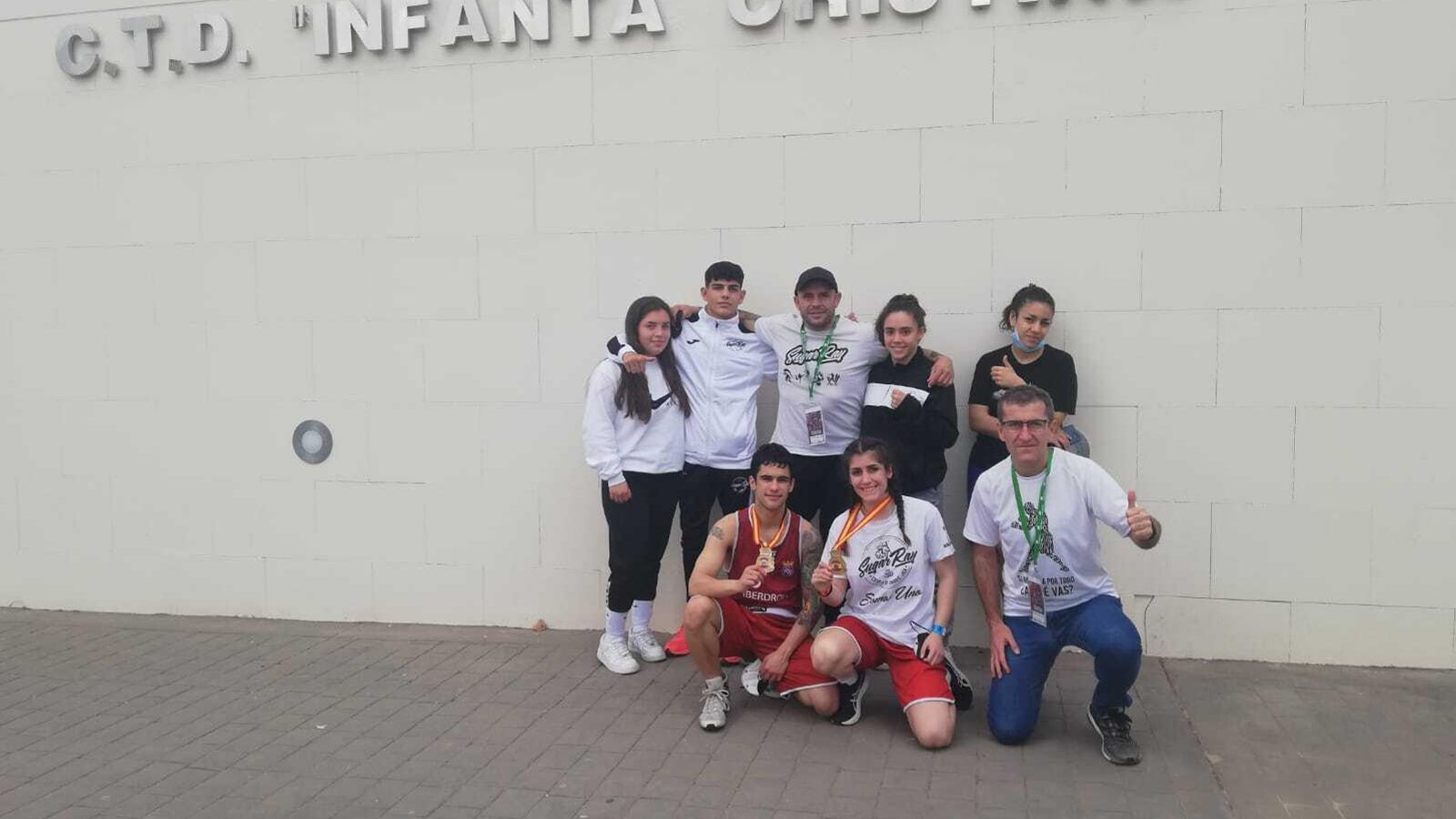 Parte del equipo del Sugar Ray Jaén, con Marta López del Árbol y su entrenador Raúl Buendía.