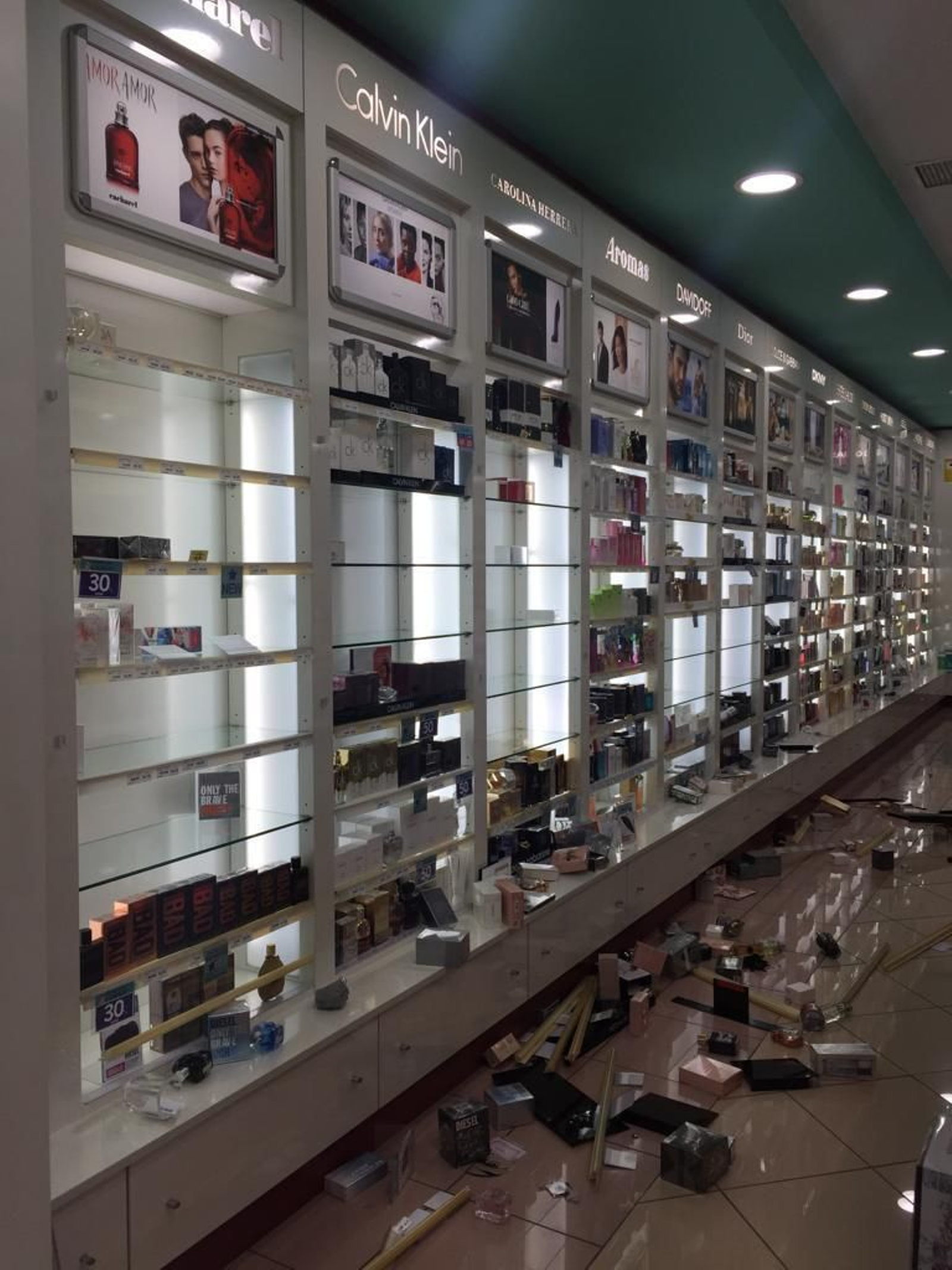 Los perfumes tirados por el suelo en la tienda Aromas robada.