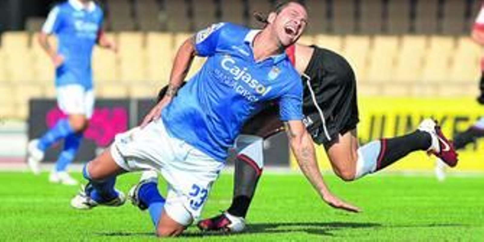 José Mari se lamenta después de recibir una dura entrada de un contrario.