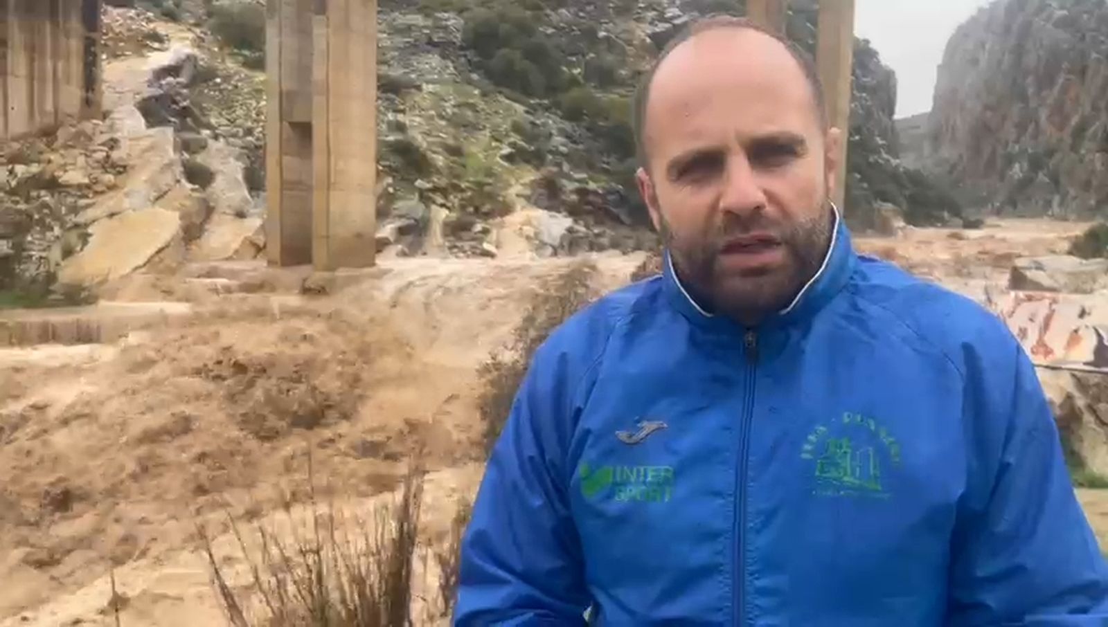 El alcalde de Guadalteba explica como el cauce del Guadalteba "triplica la caja del río"