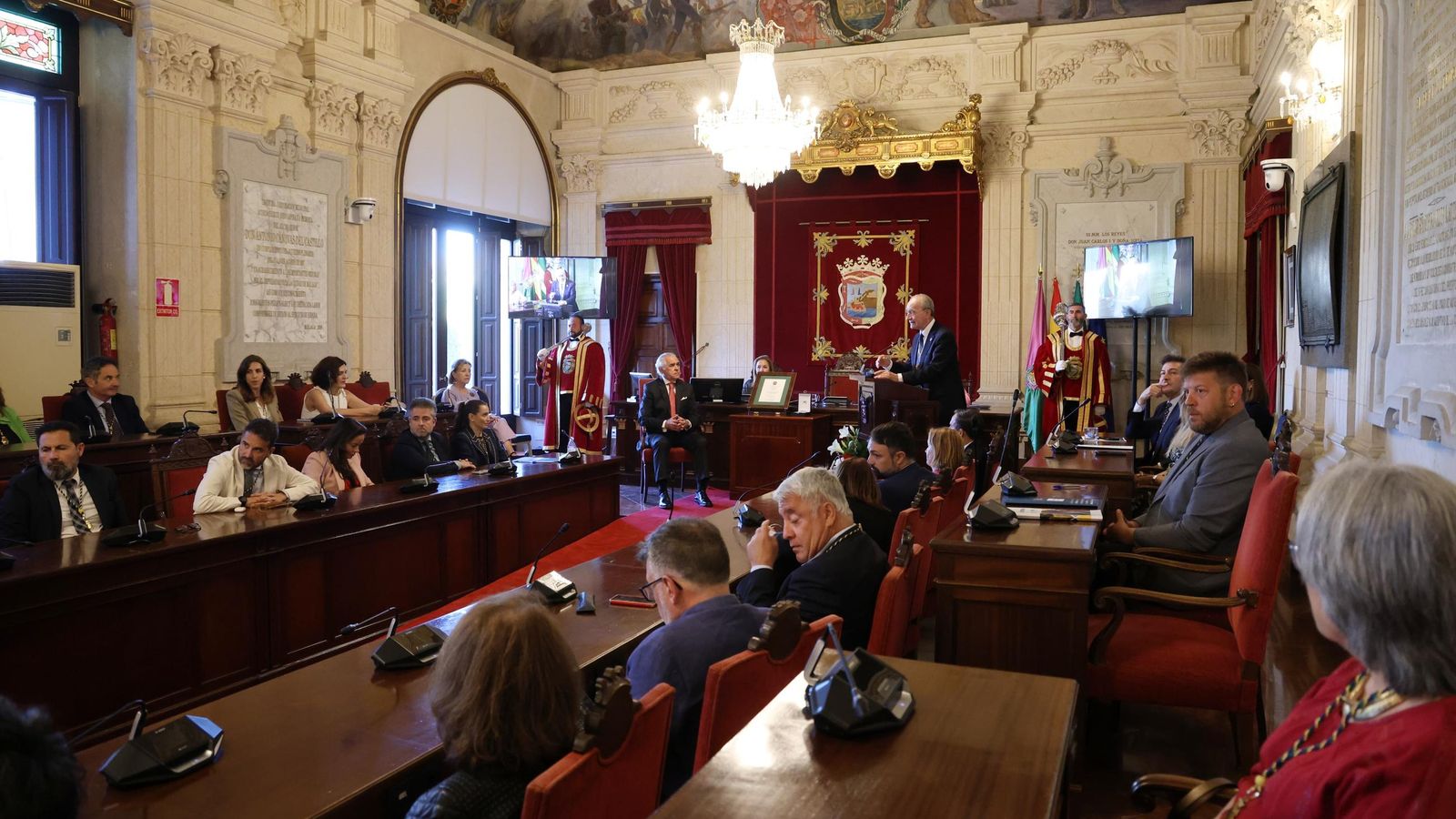 Pleno en el que se ha entregado al Colegio de Médicos la Medalla de la Ciudad de Málaga.