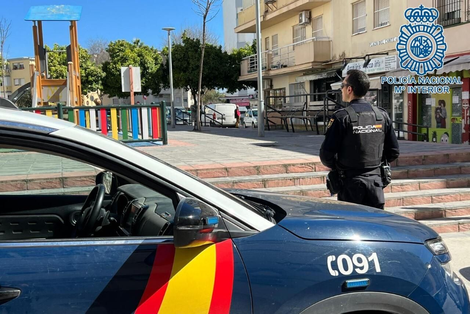 Un agente de la Policía Nacional en la plaza del Cante Jondo.