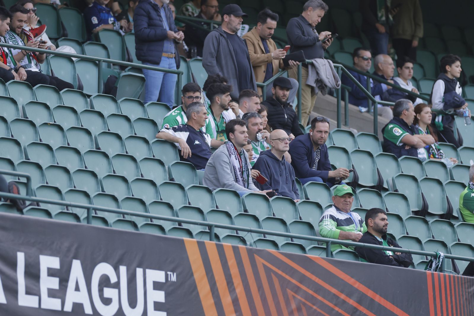 Búscate en las fotos del Betis-Manchester