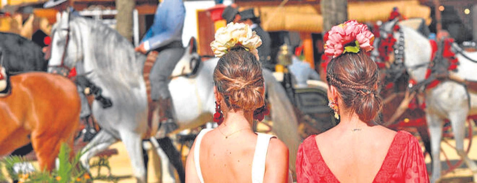 Dos mujeres ven el paseo de caballos. Dos mujeres ven el paseo de caballos.