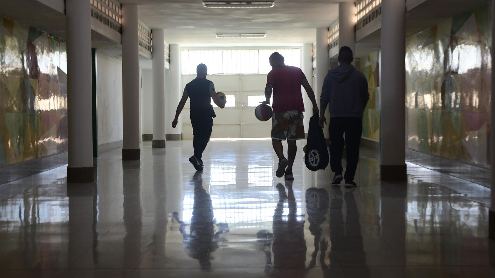 Internos del módulo se dirigen al campo de fútbol de la prisión.