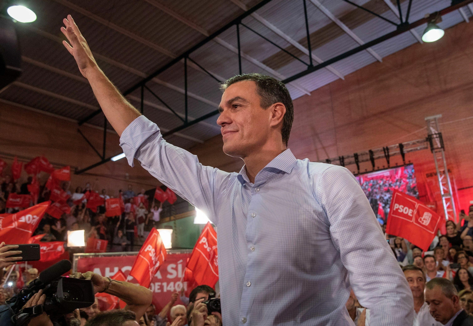 Pedro Sánchez inicia su campaña electoral en Sevilla, acompañado por Susana Díaz y la ministra María Jesús Montero.