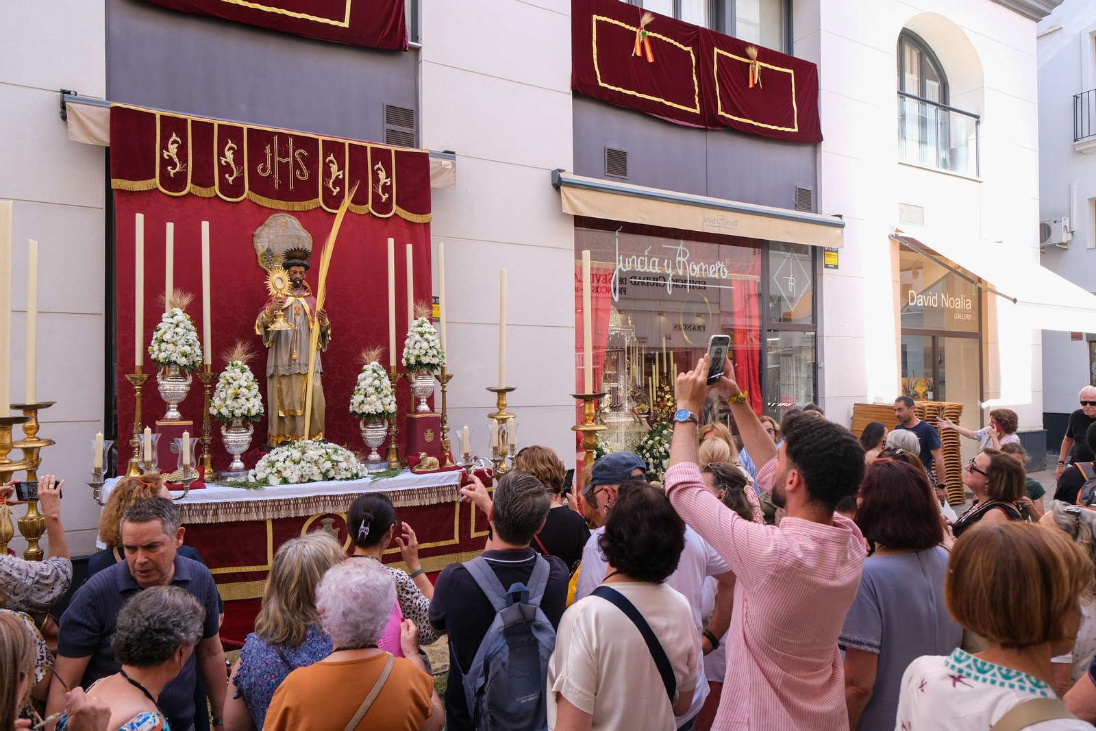 Preparativos, altares, escaparates, balcones para el Corpus