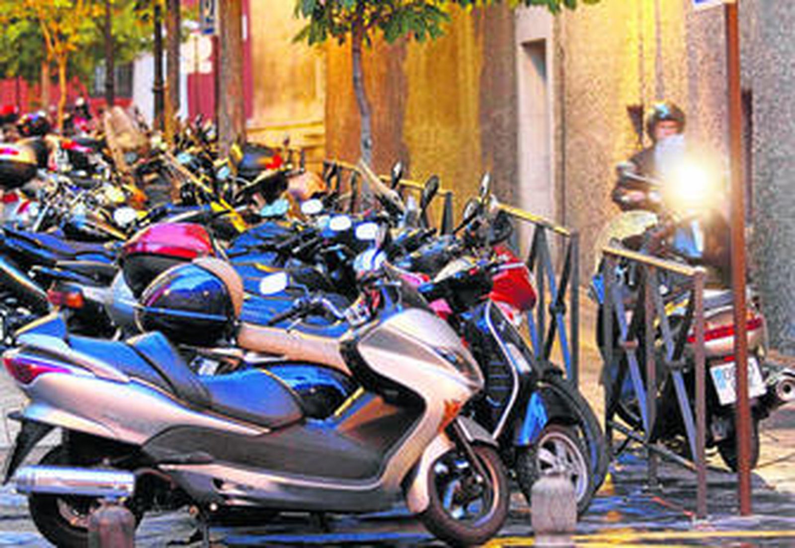 Imagen de un aparcamiento para motos en Granada.