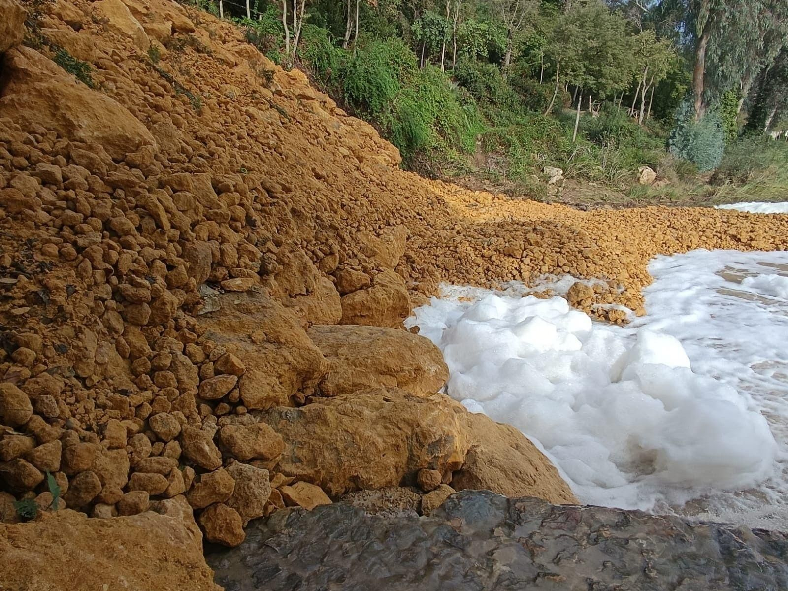 Imagen del vertido en el río Guadaíra.