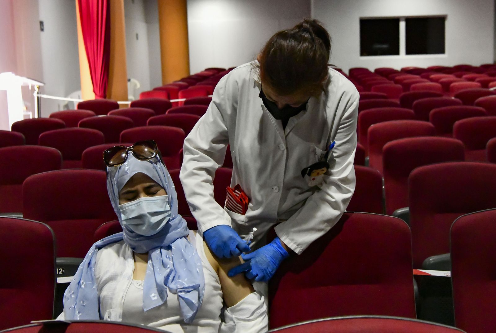 Una mujer recibiendo la vacuna en Ceuta.