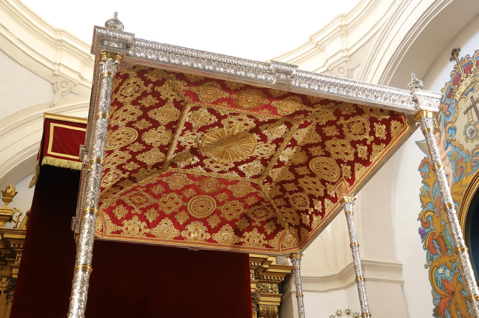 Imágenes de la Virgen del Rocío y sus nuevas andas