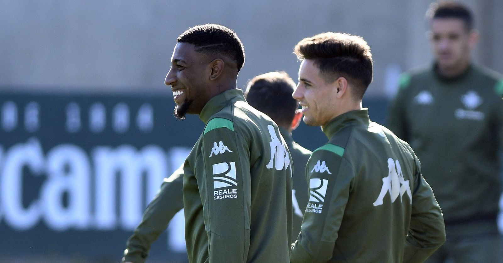Emerson, junto a Álex Moreno en un entrenamiento del Betis.