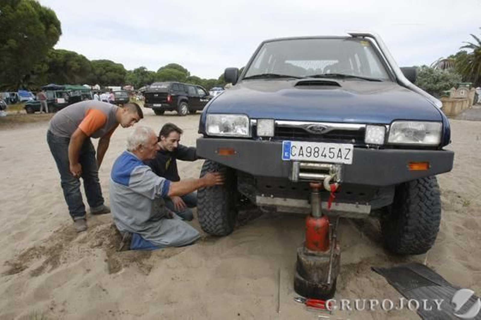 La arena jugó ayer una mala pasada a los ocupantes del este vehículo, un pequeño incidente común estos días en Doñana. 

Foto: Pascual