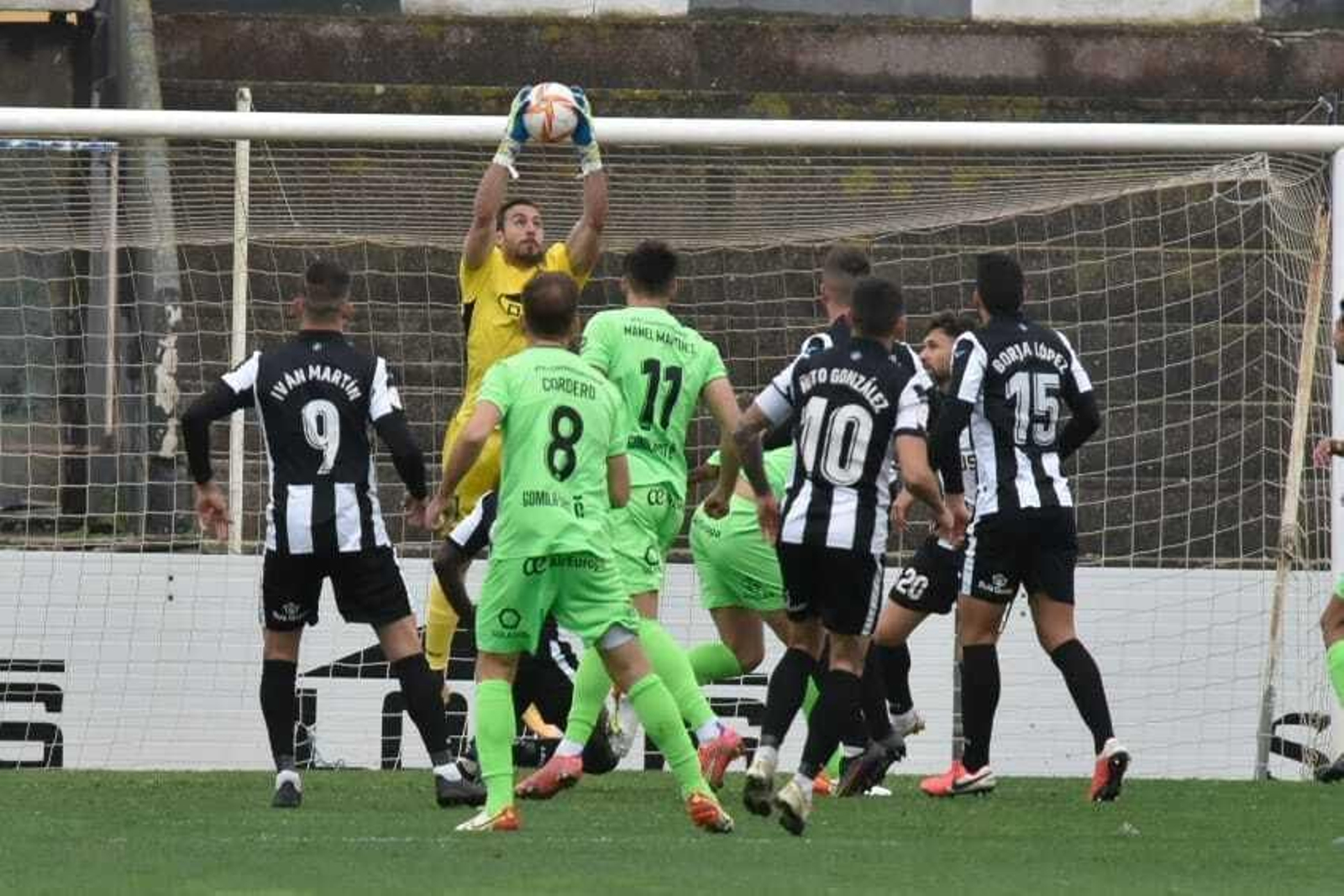 El debutante Alberto Varo atrapa un centro