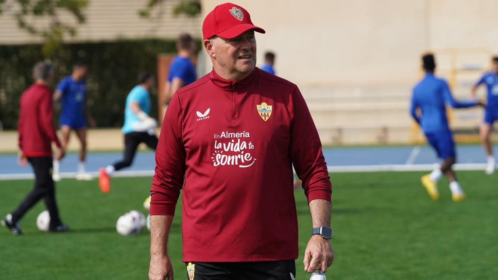 Pepe Mel dirige una de las sesiones matinales de esta semana.