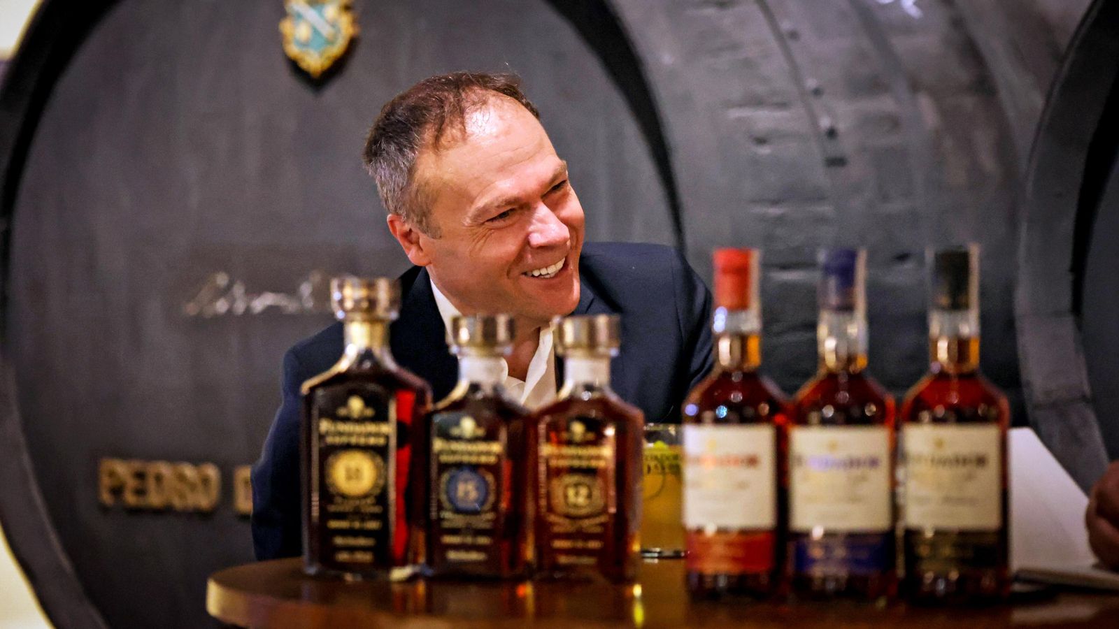 El ejecutivo de la compañía junto a las botellas de las dos gamas de Brandy Fundador.