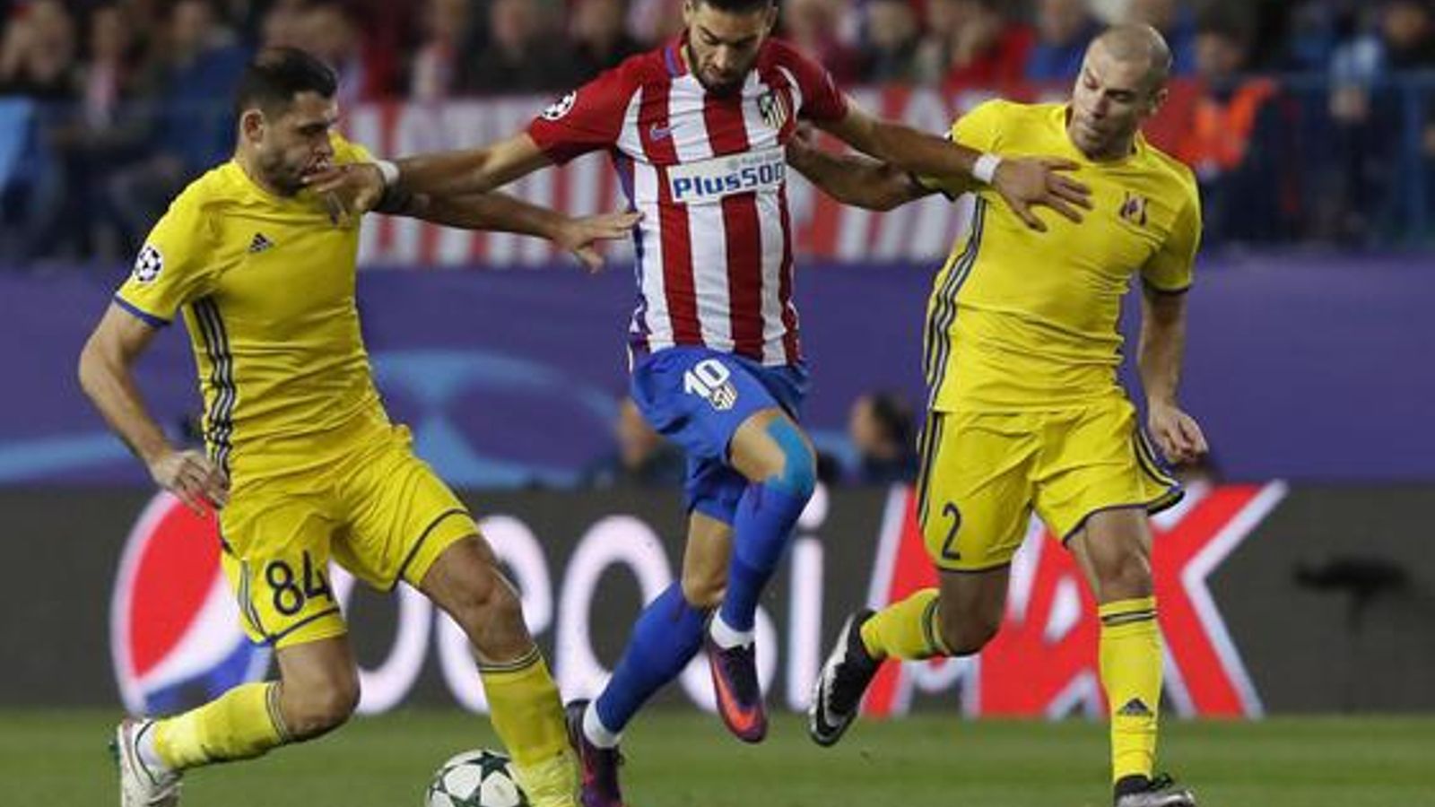 Gloria Corpas con personal de su equipo, en el seminario habilitado con muebles desechados de la UMA.