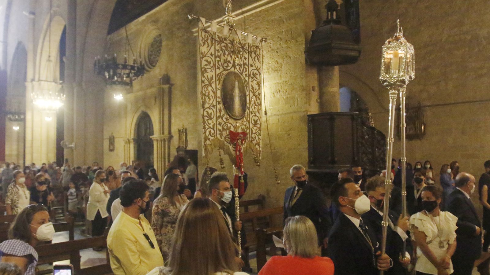 El Simpecado del Rocío, en el interior del templo.