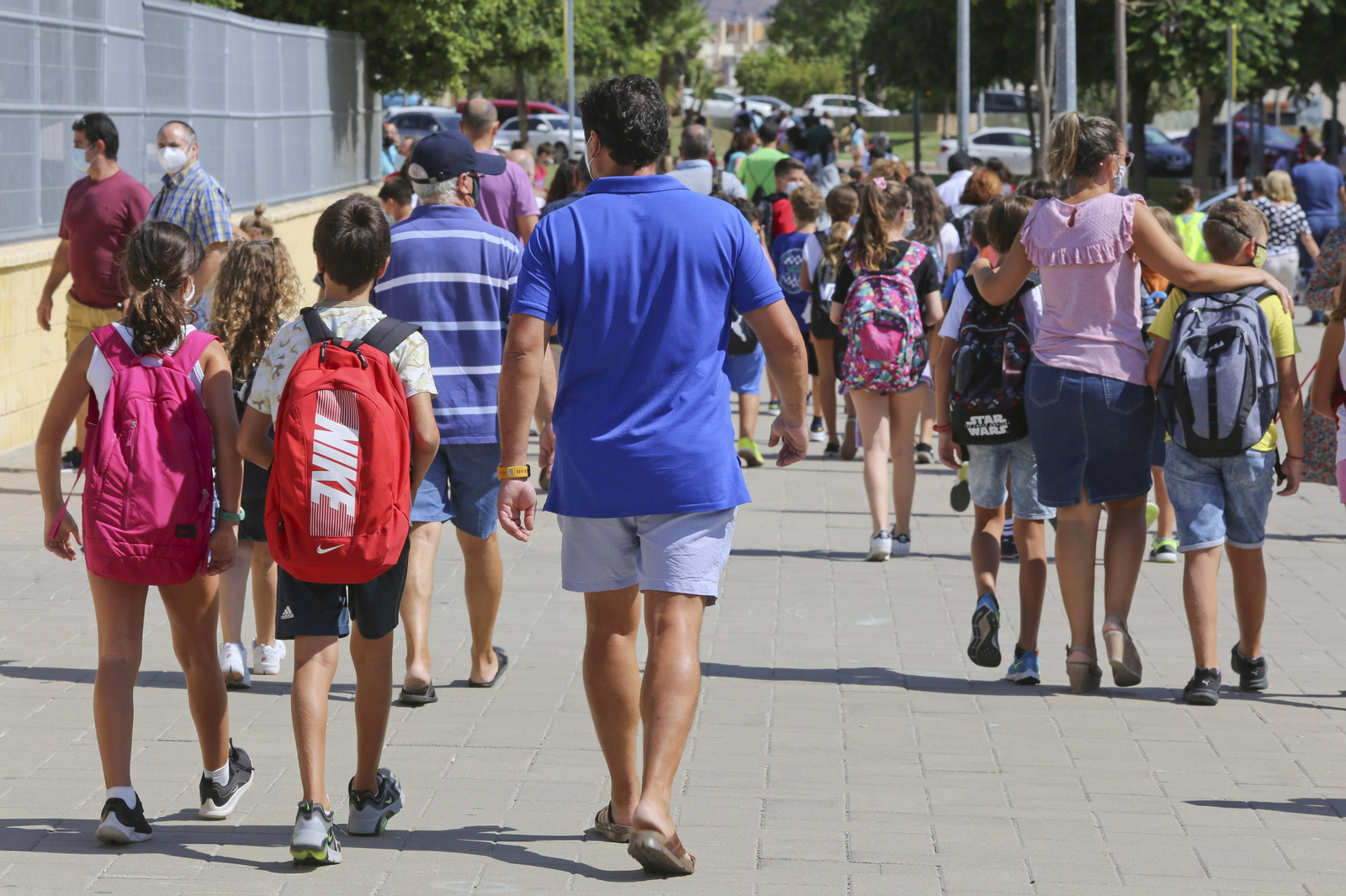 Padres y niños a la entrada de un colegio en Málaga.