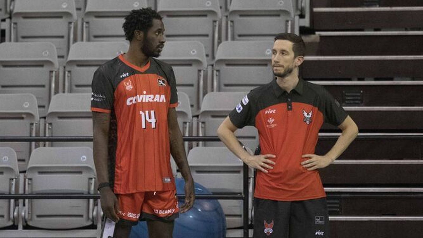 Prince Ali (i), en un entrenamiento con el Covirán Granada