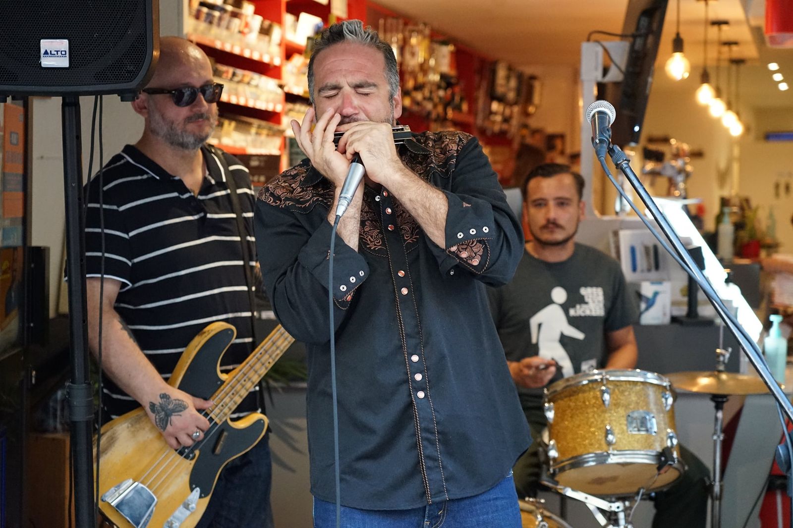 El músico Greg Izor durante una actuación