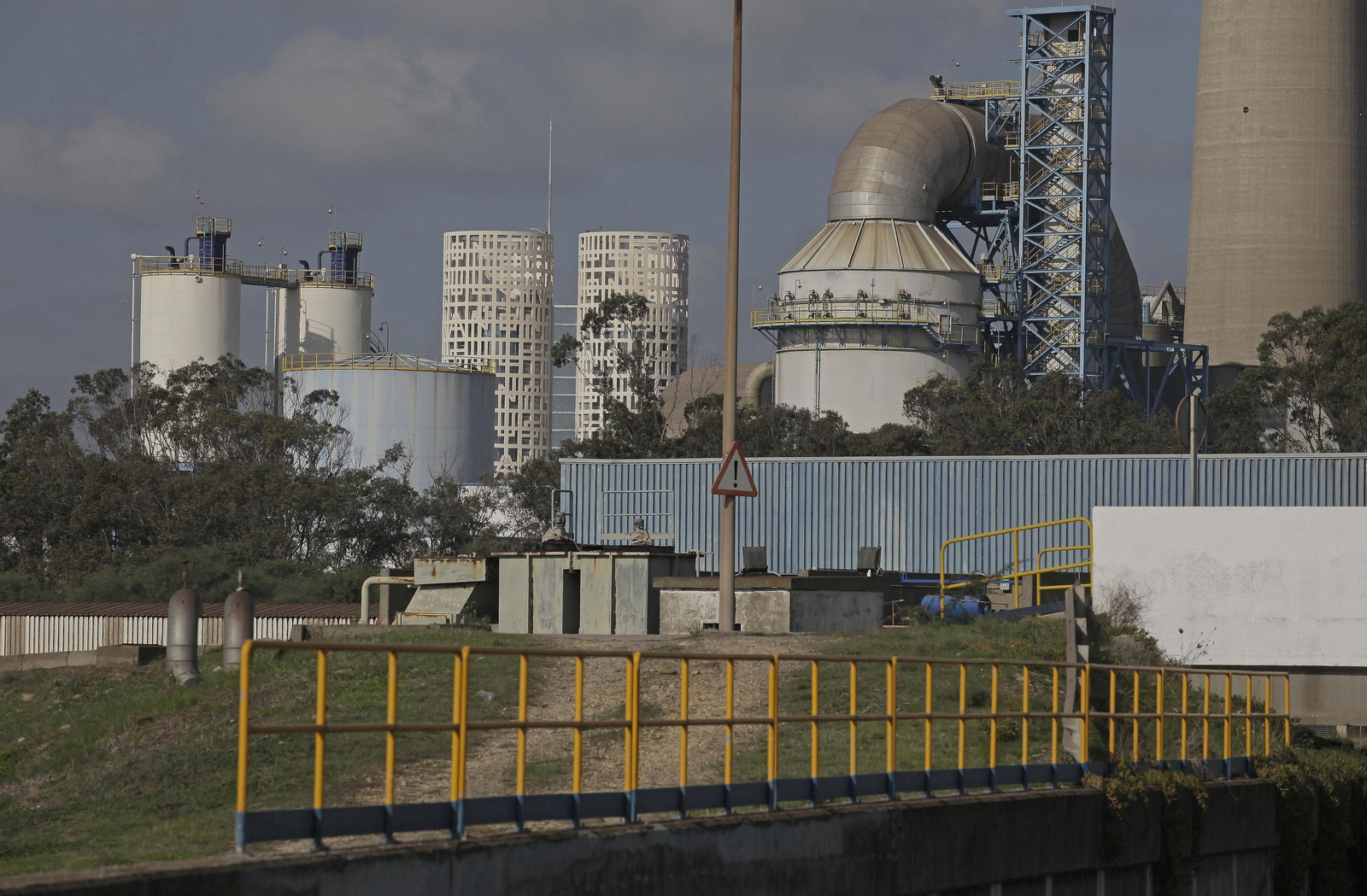 Exterior de la central térmica de Los Barrios.