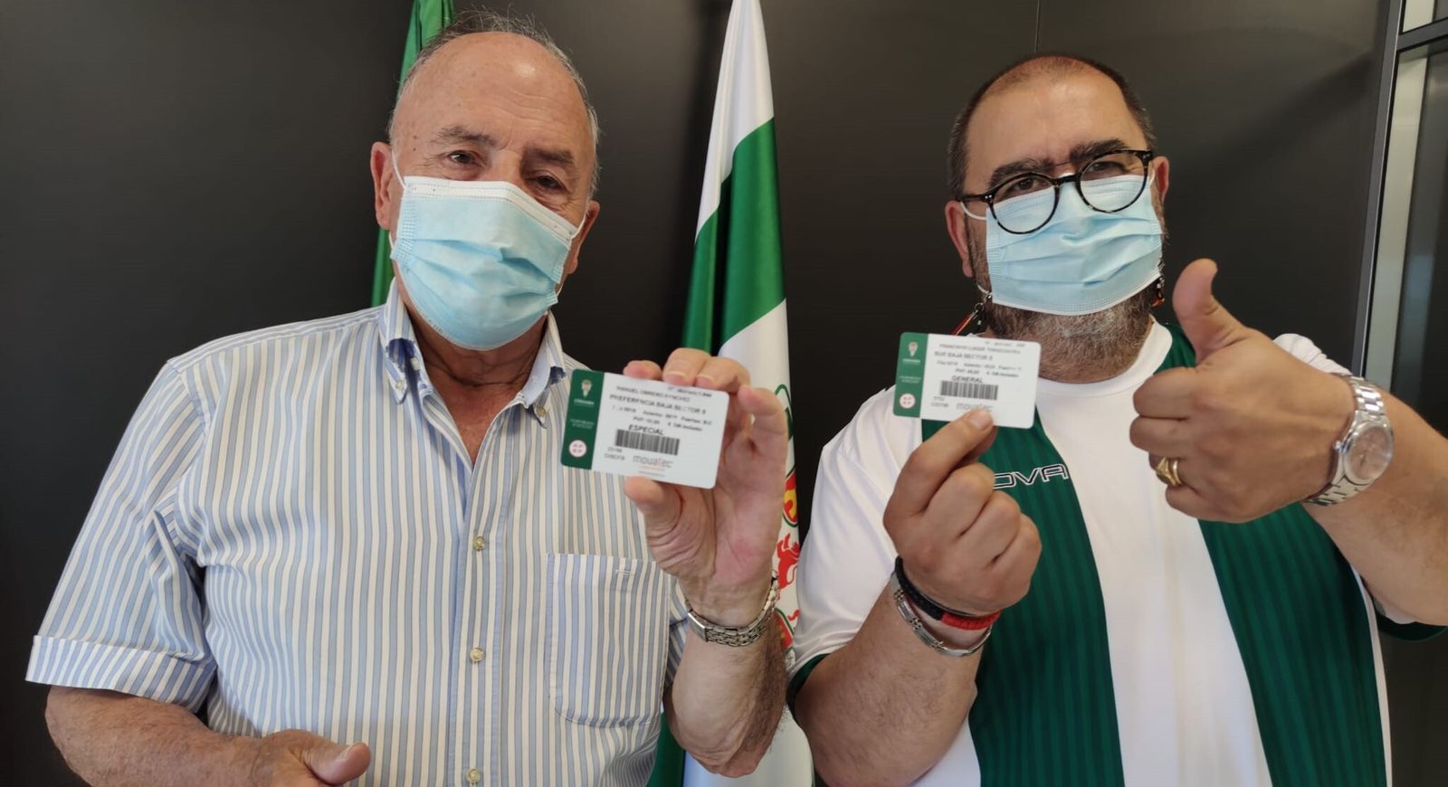 Dos de los primeros abonados del Córdoba CF en renovar su carné.