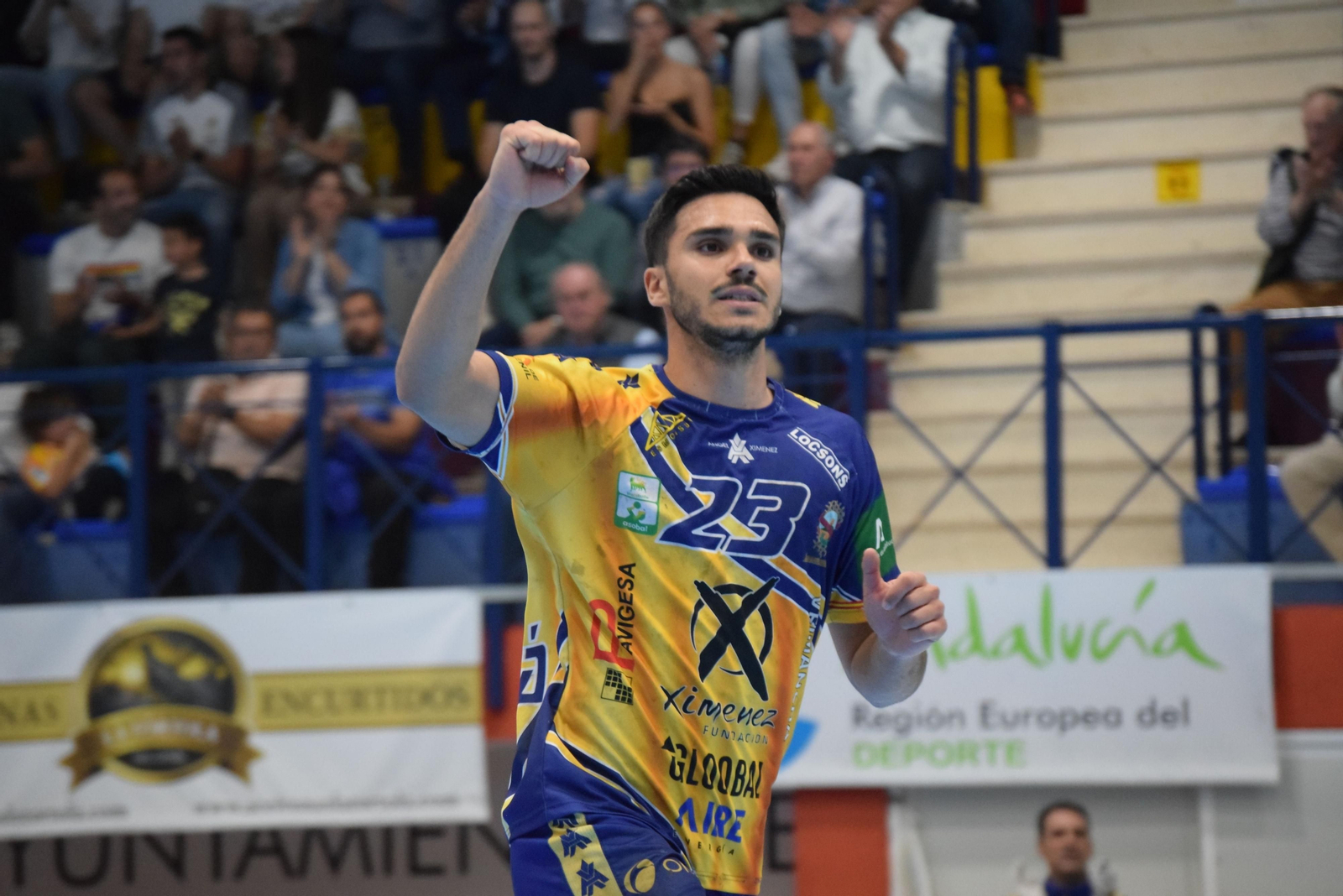 Xavi Túa alza el brazo tras el triunfo ante el Sinfín.