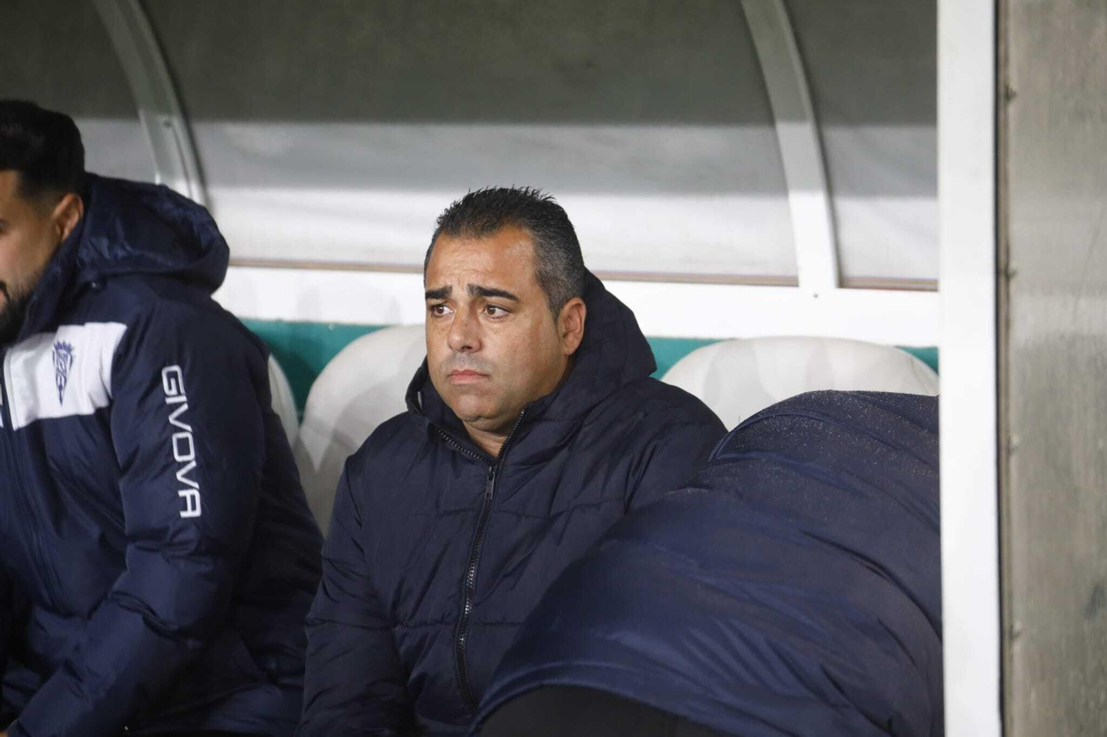 Germán Crespo, sentado en el banquillo antes del inicio del partido.