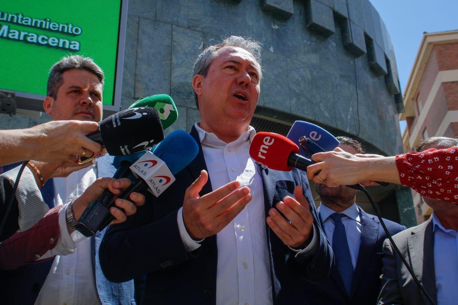 Juan Espadas, delante del Ayuntamiento de Maracena con Carlos Porcel detrás