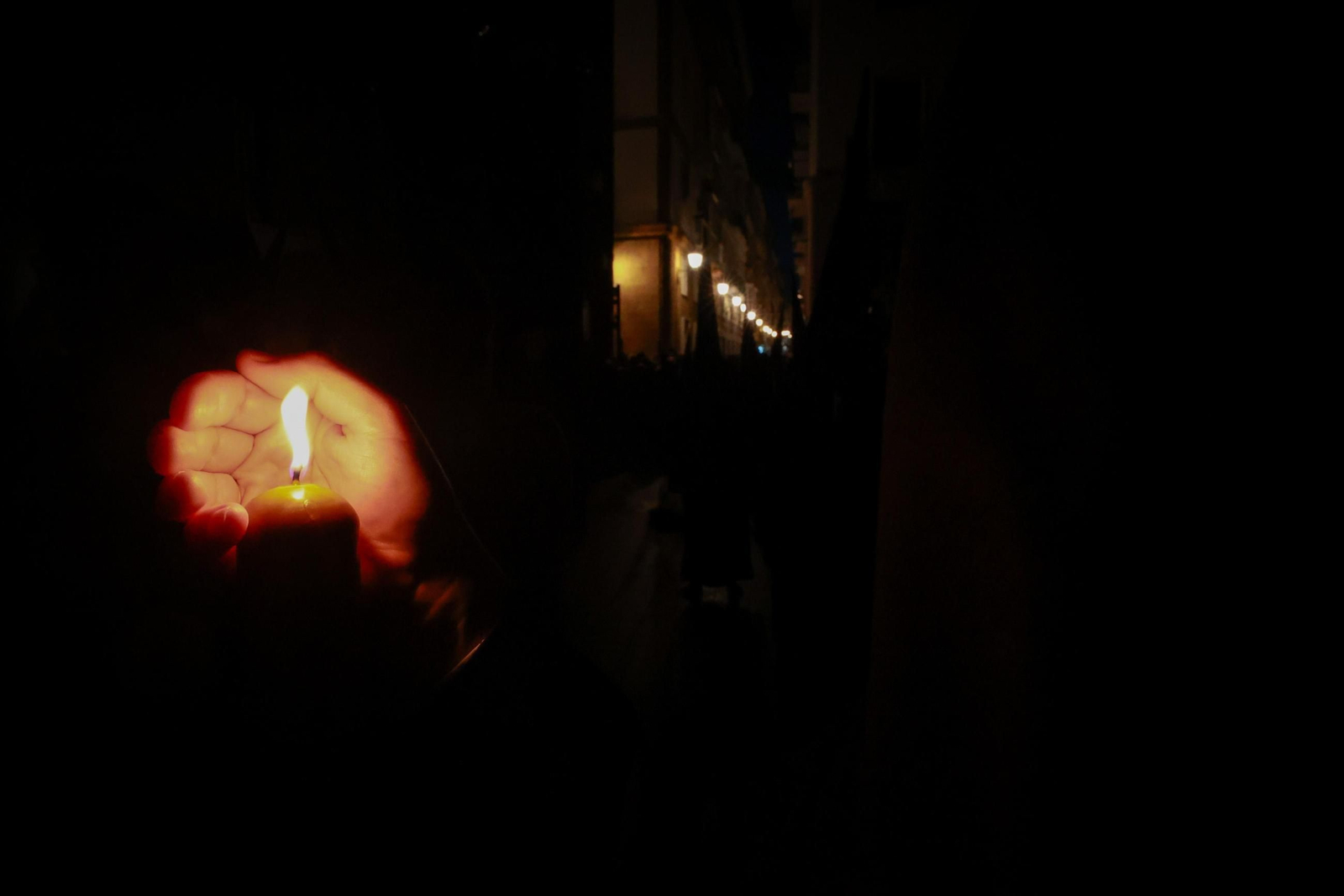 Imágenes de la salida de Buena Muerte en la Semana Santa de Cádiz 2025