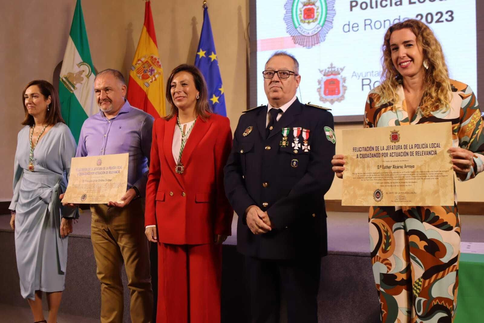 Entrega de la distinción a los ciudadanos que evitaron un suicidio. Entrega de la distinción a los ciudadanos que evitaron un suicidio.