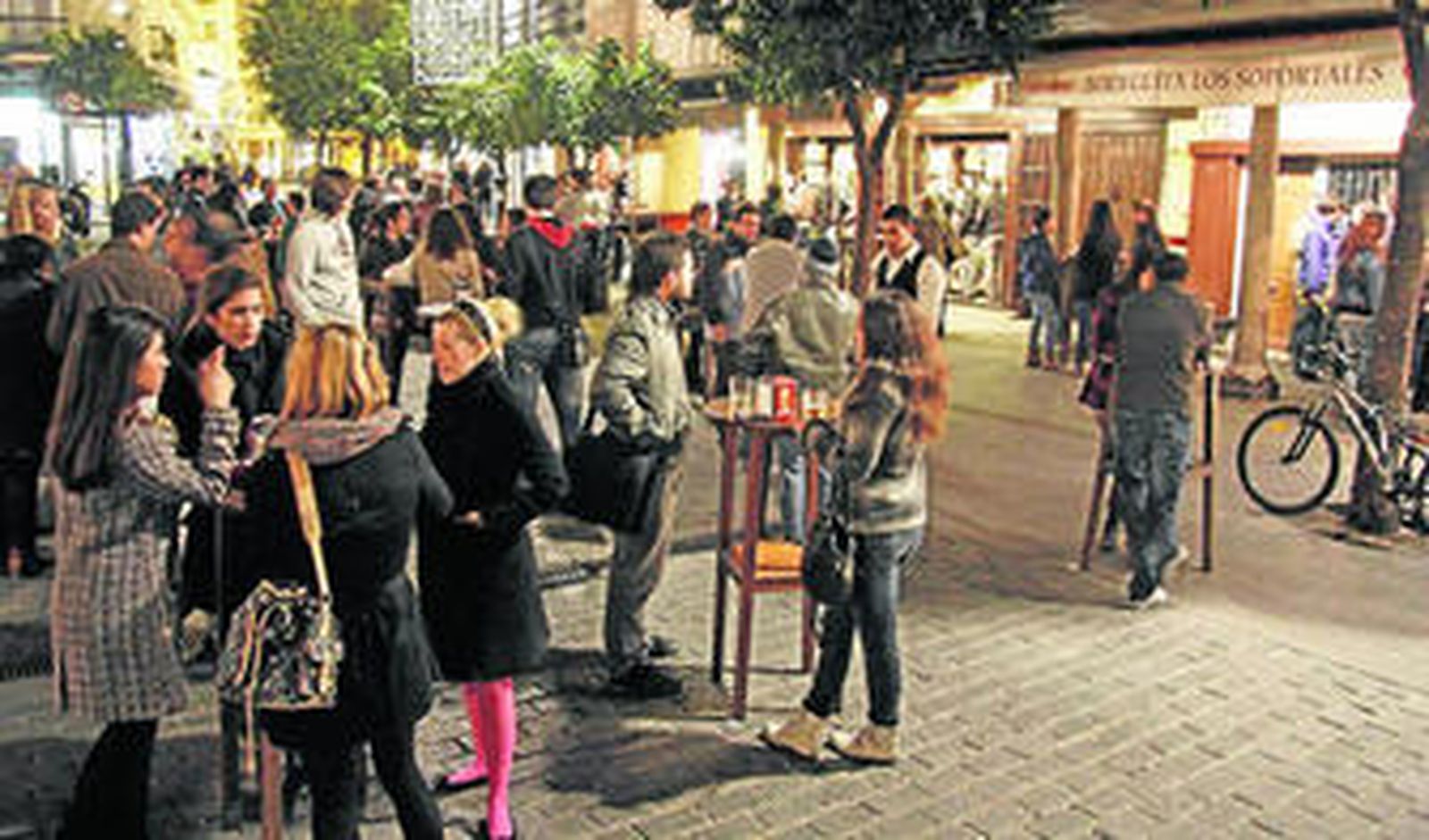 Jóvenes reunidos anoche en torno a los bares de la plaza del Salvador.