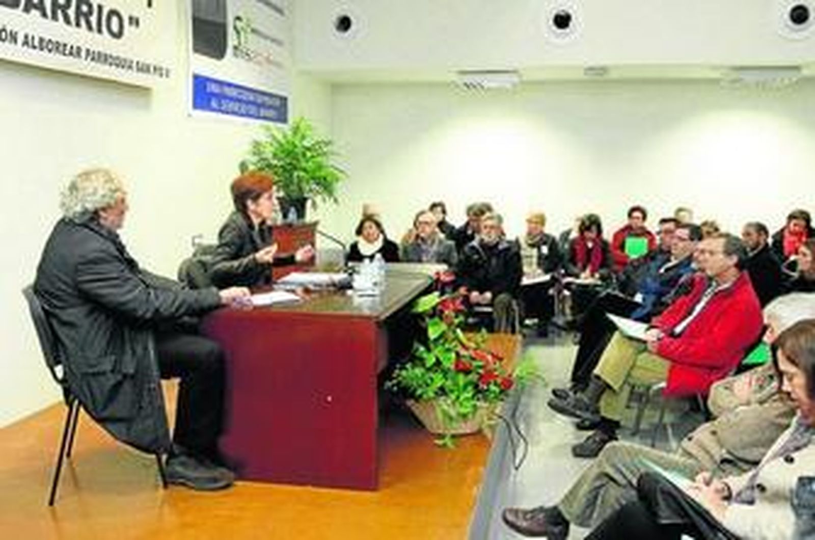 Adela Cortina, junto a Chamizo, ayer en su intervención en el salón de actos de la parroquia San Pío X.