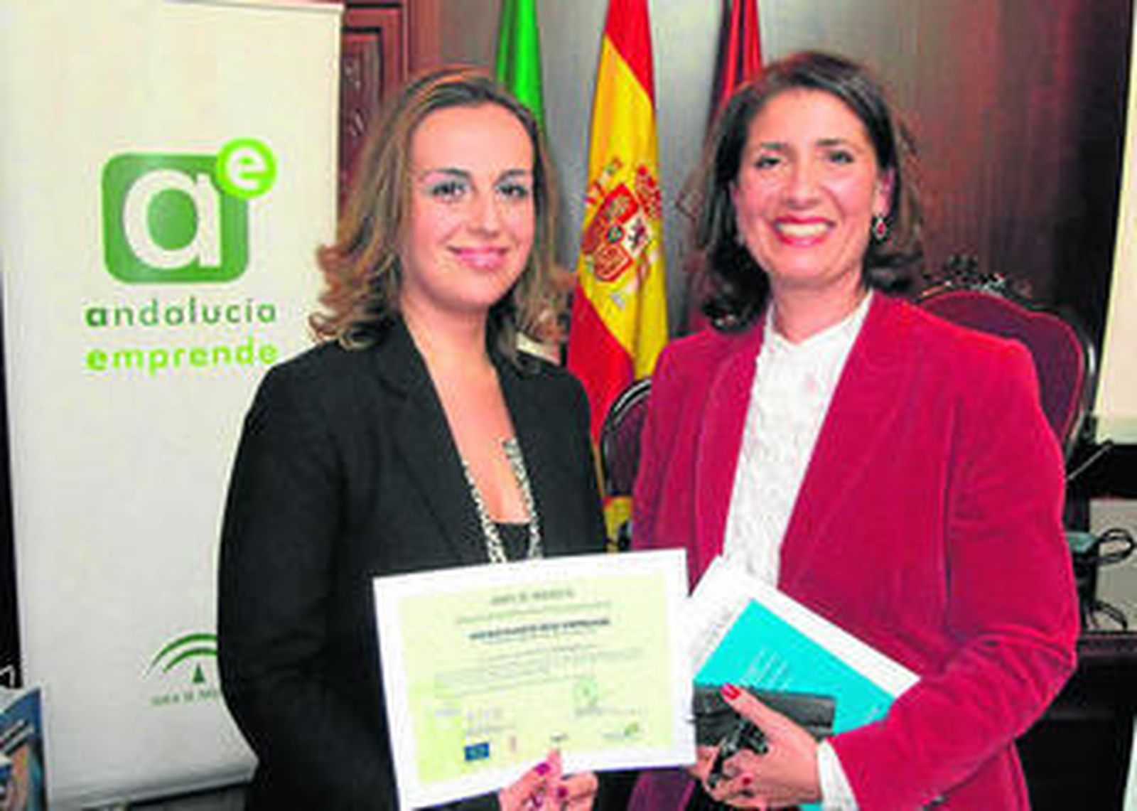 Macarena Guerrero y Mamen Hidalgo, tras recibir el premio.