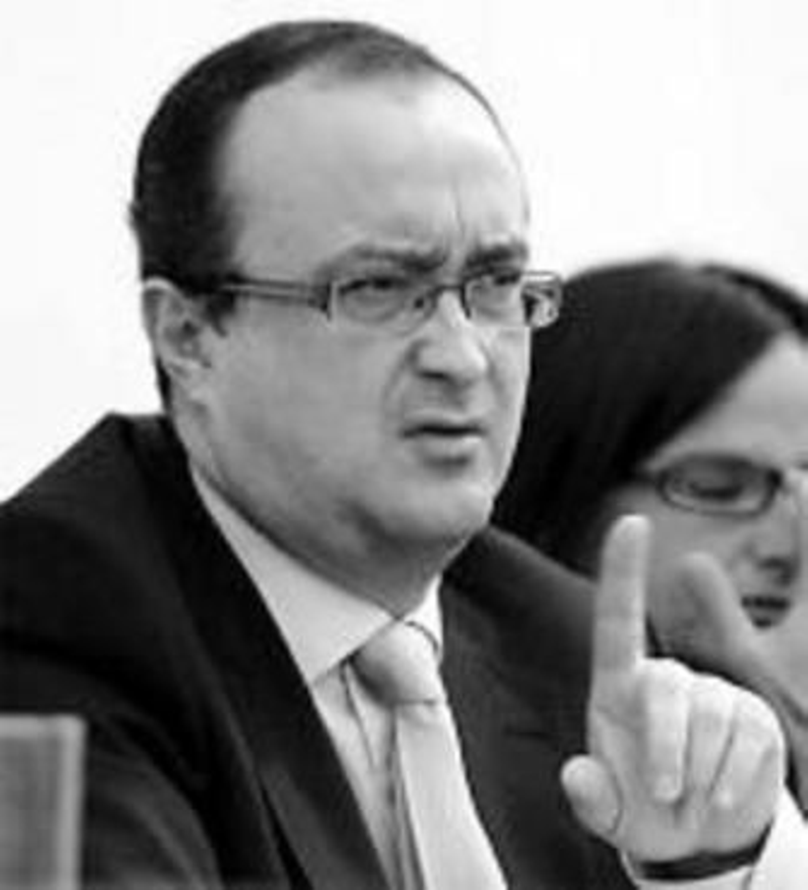 En primer término, Del Valle (IU) con gesto sarcástico, y al fondo, el delegado de Urbanismo.