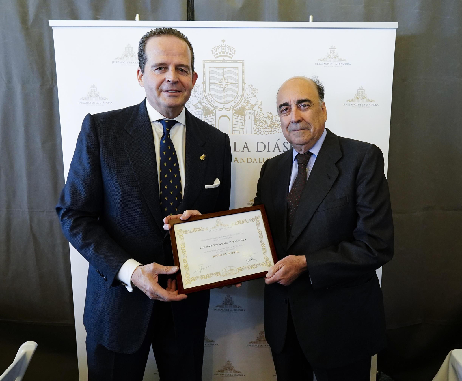 Luis Isasi, recibiendo el nombramiento de socio de honor de la Diáspora de manos de Miguel Primo de Rivera.