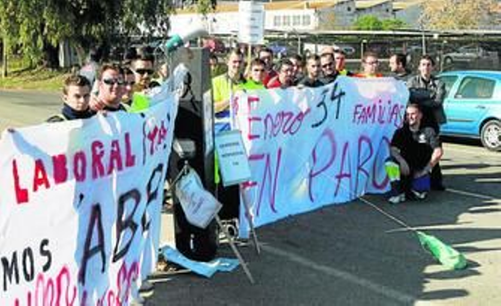 Empleados de Eulen en ABB, ayer, en la puerta de la factoría.