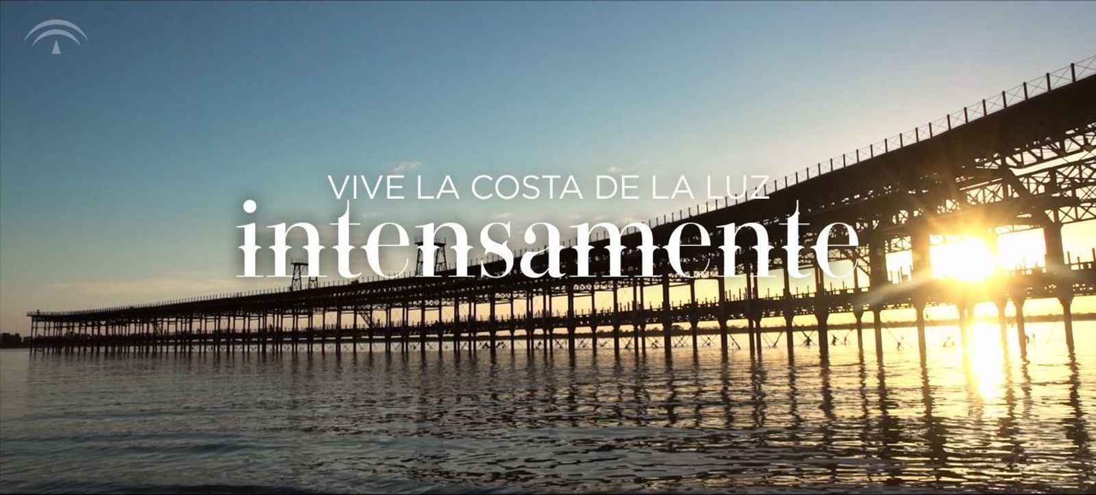 El consejero de Turismo, Francisco Javier Fernández, reunido ayer en la Delegación del Gobierno con integrantes del sector turístico onubense.