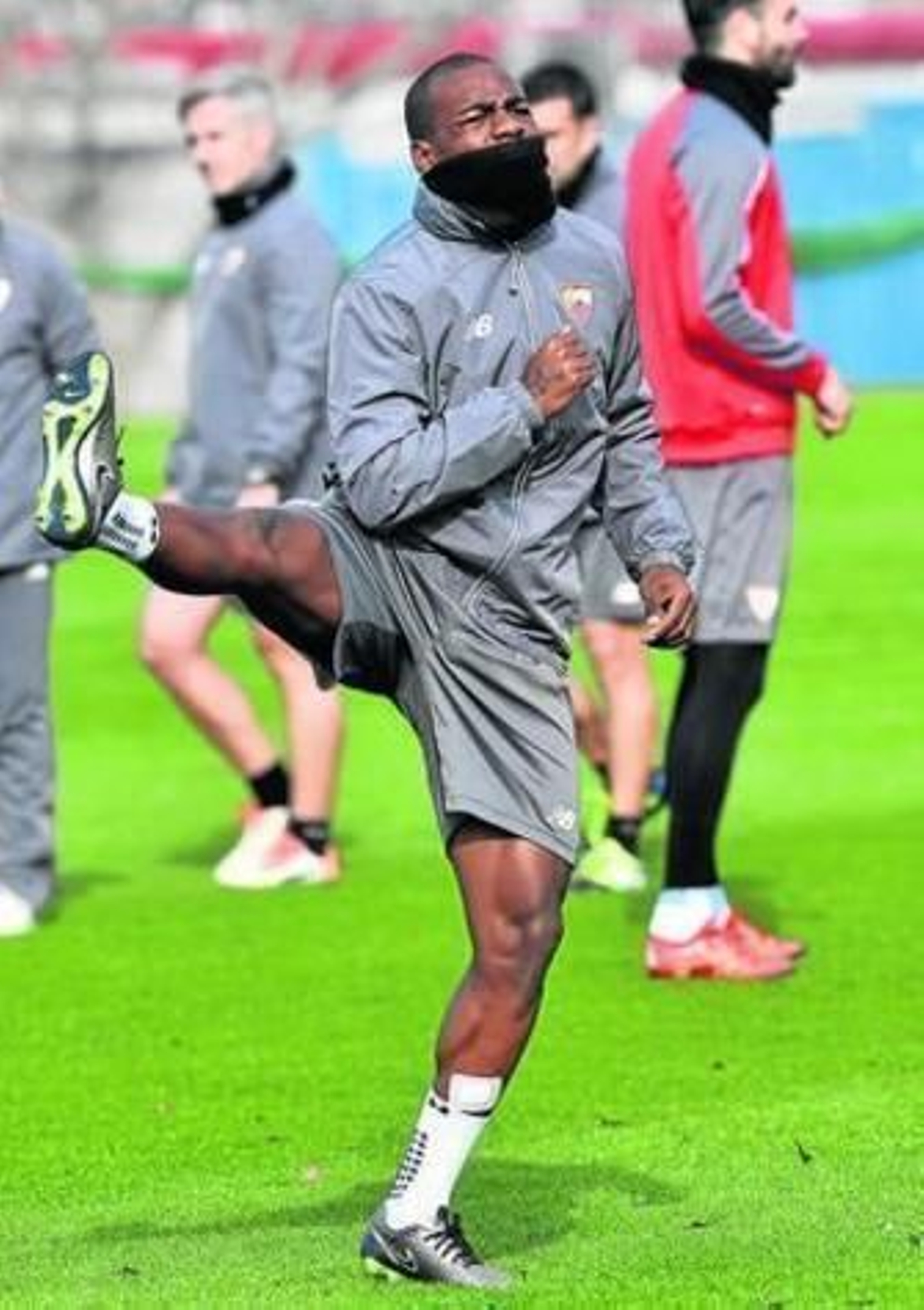 Kakuta realiza ejercicios de movilidad articular.