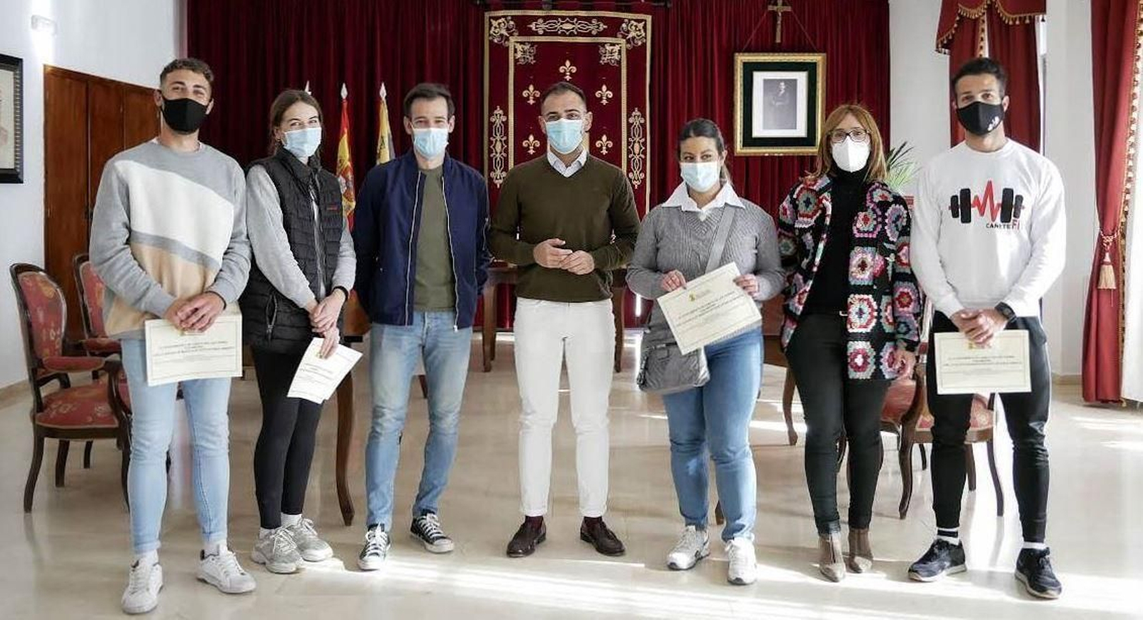 El alcalde de Cañete de las Torres, Félix Romero, entrega ayudas a nuevos autónomos.