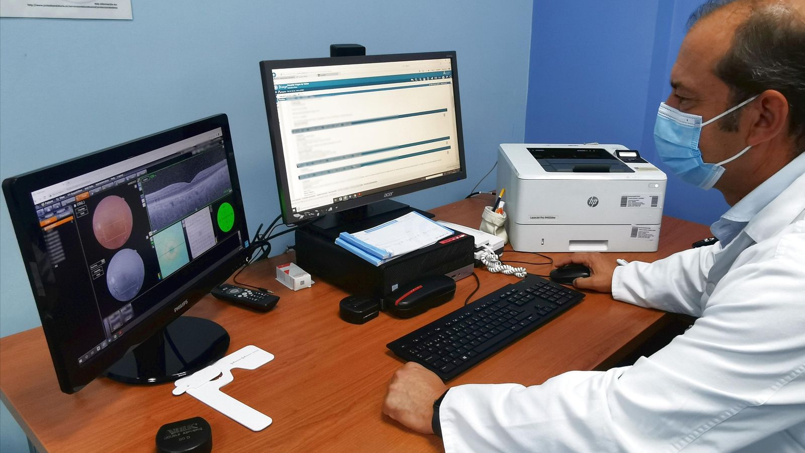 El doctor Guillermo Silva utilizando el visor para el estudio de las pruebas oftalmológicas realizadas.