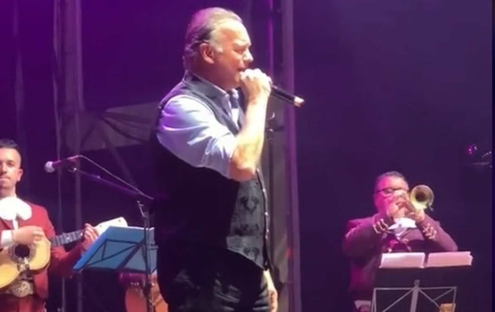 Bertín Osborne cantando en el convite.